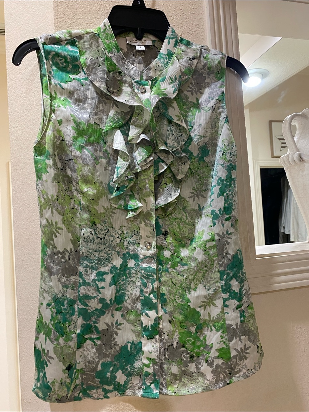 Sleeveless Ruffle Front Floral Blouse - Green & Gray